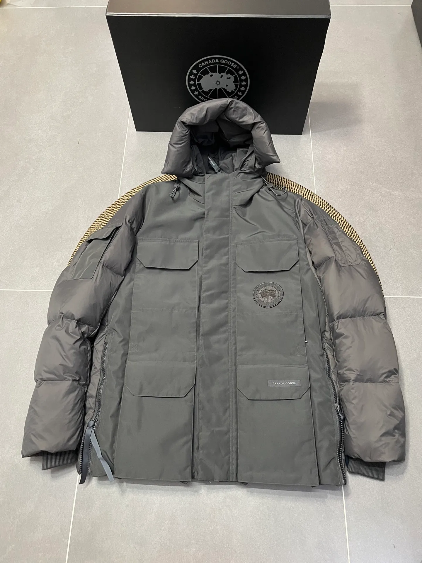 P1180 2058MW CanadaGoose limited edition white label environmentally friendly expedition model has been shipped. (The down collar can be replaced with a wolf fur collar +100) The Standard Expedition parka incorporates the classic design of our parka, and the CanadaGoose coat sets the standard for sustainable and environmentally friendly design in the future. Drawing on the functional design elements of the Expedition parka, while using more sustainable materials and processes to produce it, it adheres to the concept of environmental protection, takes practical actions to prevent global warming, and uses excellent quality to drive away the cold. Color: Black White Pink Gray Size: XS S M L XL XXL